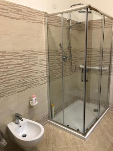 La salle de bains est pourvue d'une douche et d'un lavabo. dans l'établissement B&B da nonna Vincenza, à Vinchiaturo