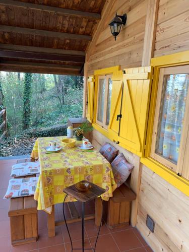 a table in the back of a cabin at CHALET ETNA MILO in Milo