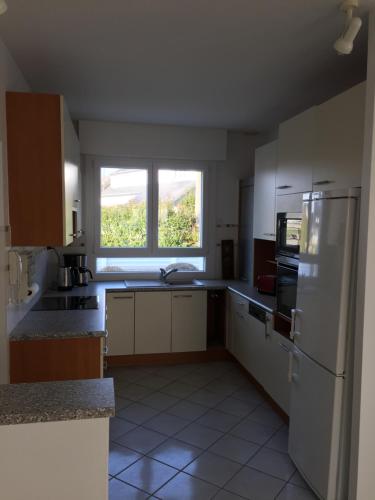 Η κουζίνα ή μικρή κουζίνα στο Maison contemporaine proche plage