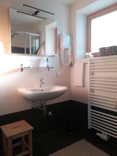 a bathroom with a sink and a mirror at Ciasa David Marebbe in San Vigilio Di Marebbe