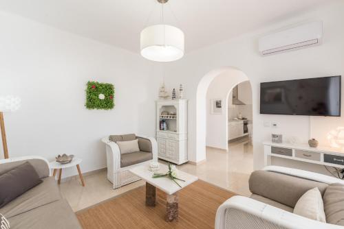 Fisherman's Beach Home 2BR 2BA AC Wi-Fi