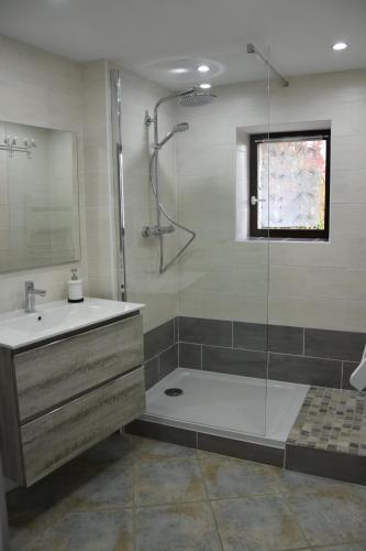 une salle de bain avec une baignoire, un lavabo et une douche dans l'établissement Gîte La Lichère - Le Romarin, à Saint-Montan