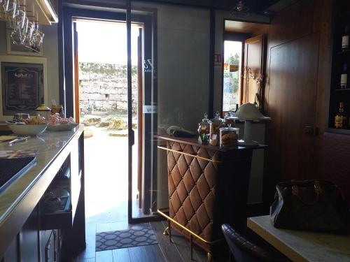 eine Küche mit einer Tür, die auf eine Terrasse führt in der Unterkunft Room73 in Paestum