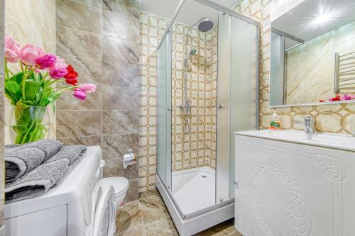 Et badeværelse på Helen Apartments Galleria Minsk