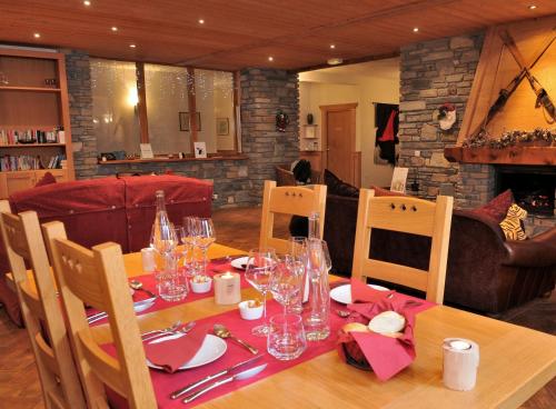 une table à manger avec un tissu de table et des verres dans l'établissement Chalet Matsuzaka - chambres d'hôtes de luxe, à La Rosière