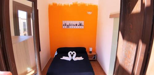Una habitación con una cama con dos cisnes. en KiteHouse LaPalma en Birgi Vecchi