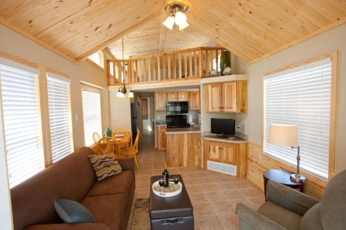 ein Wohnzimmer mit einem Sofa und einem Tisch in der Unterkunft Catherine's Landing RV Resort in Hot Springs