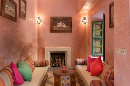 uma sala de estar com um sofá com almofadas coloridas em Riad Julia em Marraquexe