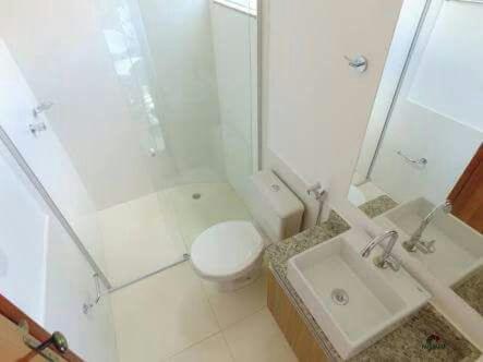 La salle de bains est pourvue de toilettes, d'une douche et d'un lavabo. dans l'établissement Encontro das Aguas, à Caldas Novas