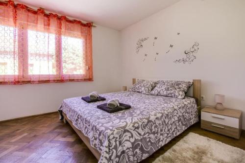 a bedroom with a bed and a window at Appartamento a Pula Vicino al Mare in Pula