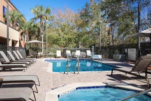 Πισίνα στο ή κοντά στο Courtyard by Marriott St. Augustine I-95