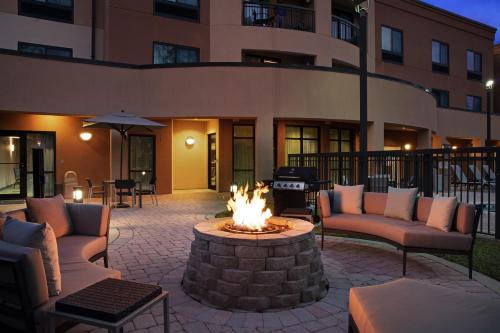 Χώρος καθιστικού στο Courtyard by Marriott St. Augustine I-95