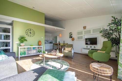 Μια τηλεόραση ή/και κέντρο ψυχαγωγίας στο Beach appartment Strandslag 207 Julianadorp aan Zee