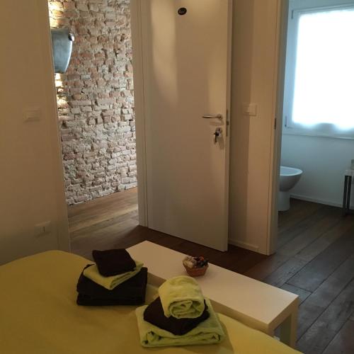 a room with a bed with two towels on it at La Lanterna Camere & More in Quinto Vicentino