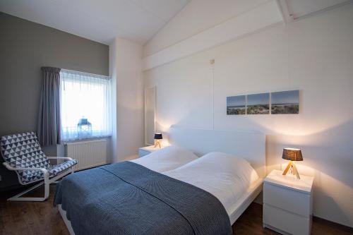 Beach appartment Strandslag 207 Julianadorp aan Zee tesisinde bir odada yatak veya yataklar