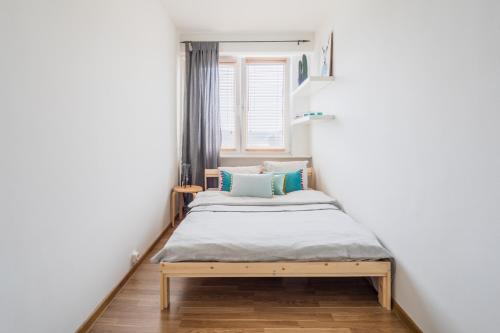 Ένα ή περισσότερα κρεβάτια σε δωμάτιο στο Apartament 26 z widokiem na jezioro - Olsztyn, Kortowo