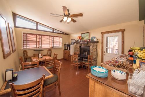 a living room with a ceiling fan and a dining room at The Maxwell Inn in Estes Park