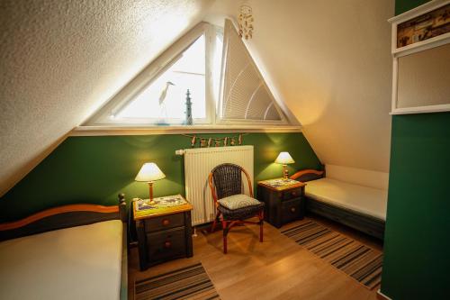 Zimmer im Dachgeschoss mit einem Bett und einem Fenster in der Unterkunft Ferienwohnung SÜN in Zingst