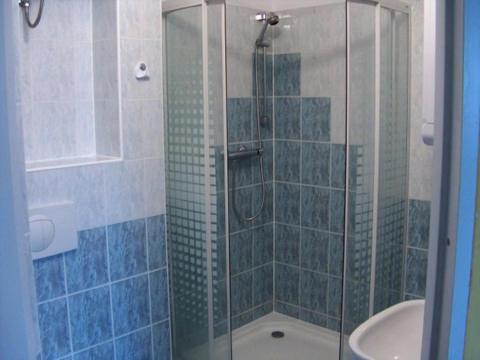 La salle de bains est pourvue d'une douche en verre et d'un lavabo. dans l'établissement SZÓSTKA, à Rewal