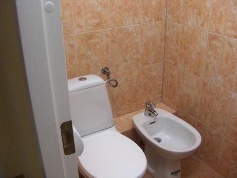 La salle de bains est pourvue de toilettes blanches et d'un lavabo. dans l'établissement SZÓSTKA, à Rewal