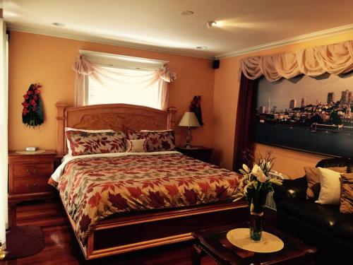Luxury 5 Bedroom Home near SFO في سان برونو: غرفة نوم بسرير ونافذة واريكة