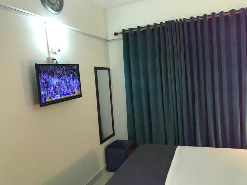 Televisyen dan/atau pusat hiburan di Beach View Service Apartments Karachi
