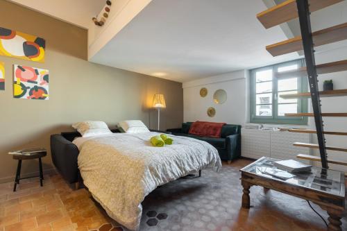 une chambre avec un lit et un salon dans l'établissement Le Château - THE MOST BEAUTIFUL SIGHT IN OLD TOWN, private terrace, à Nice