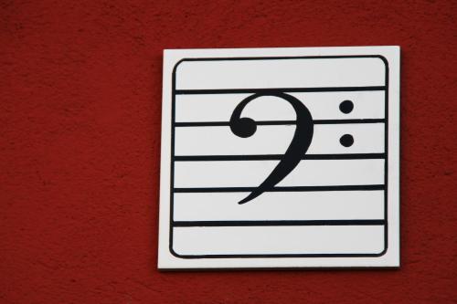 a sign on a wall with a music note at La casa di Chiara in Diano dʼAlba