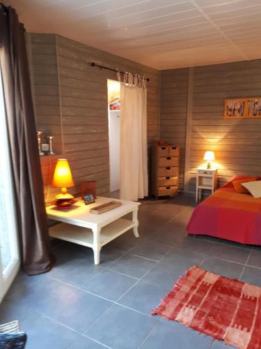 une chambre avec un lit et une table avec une lampe dans l'établissement CASA GHJE, à Porto-Vecchio