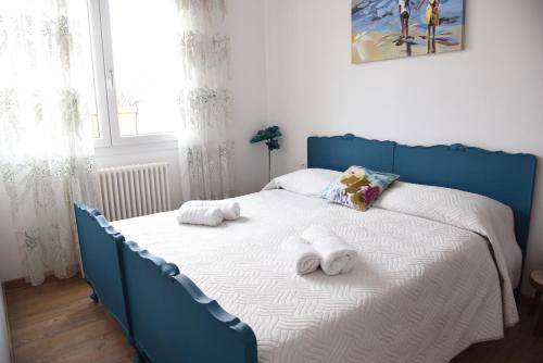 - un lit bleu avec des serviettes dans la chambre dans l'établissement Cozy 5 people Apartament, à Mogliano Veneto