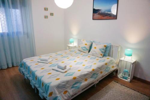sypialnia z łóżkiem z ręcznikami w obiekcie Magoito Sea View Apartment w Lizbonie