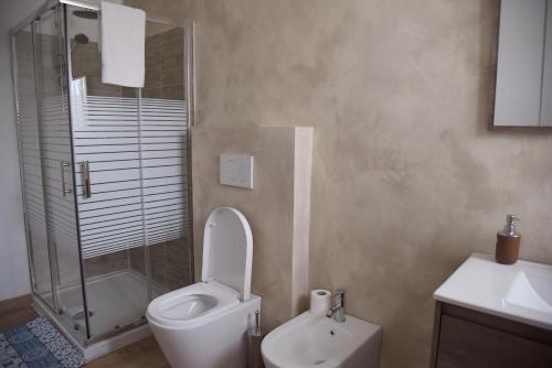 La salle de bains est pourvue de toilettes, d'une douche et d'un lavabo. dans l'établissement Cozy 5 people Apartament, à Mogliano Veneto