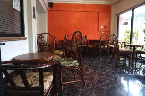 a room with tables and chairs in a restaurant at Hotel Plaza Crystal in Xalapa