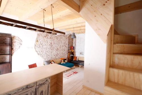 Habitación con cocina con barra y escalera. en Wehomes- Cozy House - RhoFieraMilano - Parking - self Check-in - Galeazzi - Mind, en Rho