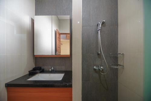 Kupatilo u objektu RedDoorz Plus at Hotel Negeri Baru Lodaya Puncak