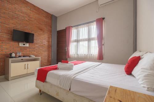 Krevet ili kreveti u jedinici u okviru objekta RedDoorz Plus at Hotel Negeri Baru Lodaya Puncak