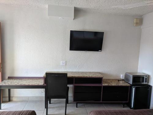 Motel Renoにあるテレビまたはエンターテインメントセンター