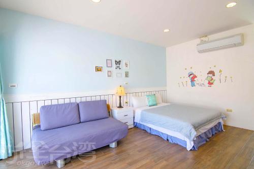 una camera da letto con un letto e un divano di Full House a Magong