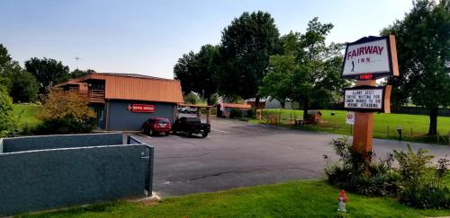 un estacionamiento con un cartel frente a un edificio en Fairway Inn, en Berryville
