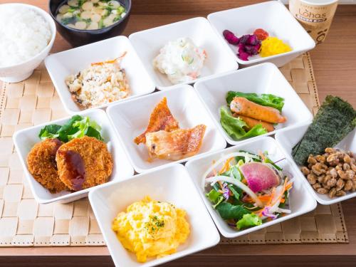 八戸市にあるスーパーホテル八戸天然温泉のテーブルの上の皿