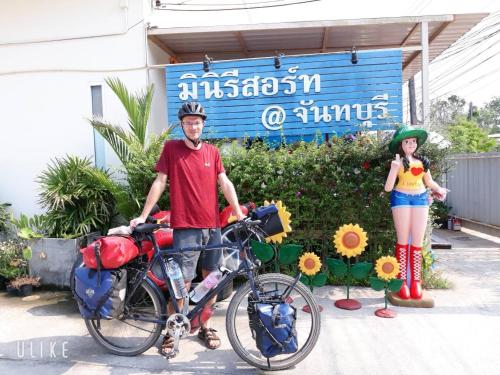 チャンタブリーにあるMiniResort Chanthaburiの自転車の横に立つ男女