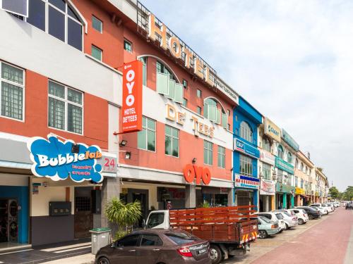 une rue avec des voitures garées devant un bâtiment dans l'établissement Hotel De' Tees, Masai Utama, à Pasir Gudang