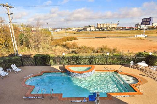 Бассейн в Sleep Inn & Suites Abilene Near University или поблизости
