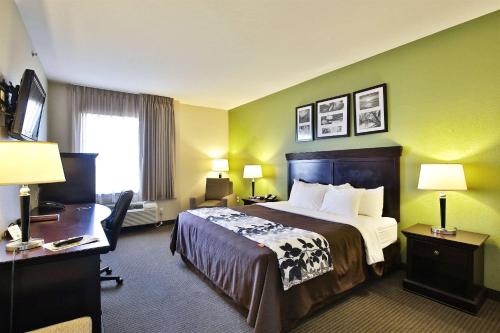 Кровать или кровати в номере Sleep Inn & Suites Abilene Near University
