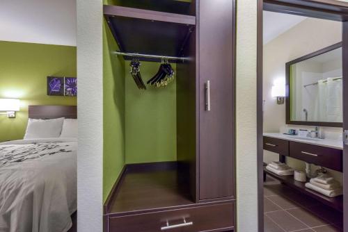 沃思堡Sleep Inn & Suites Fort Worth - Fossil Creek的卧室两张照片,配有一张床和镜子