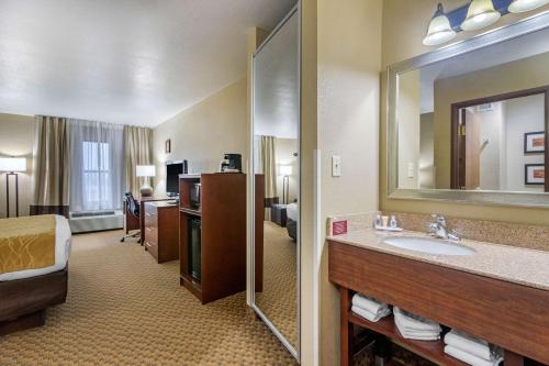 Phòng tắm tại Comfort Inn & Suites Springfield I-44