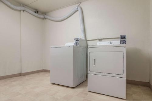 a washing machine and a washer and dryer in a room at Econo Lodge in Lexington