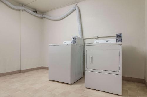 a washing machine and a washer and dryer in a room at Econo Lodge in Lexington