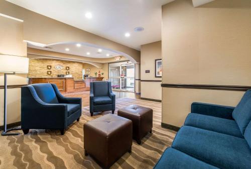 a waiting room with two chairs and a couch at Comfort Suites Atlantic City North in Absecon