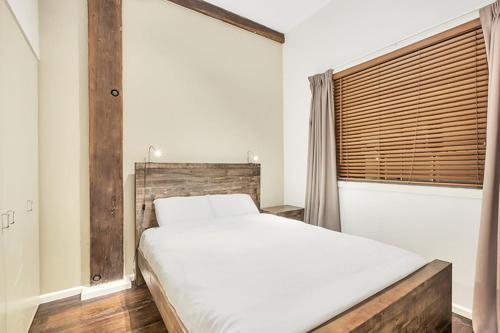 a bedroom with a large bed and a window at Apartment Harborside Comfort in Sydney